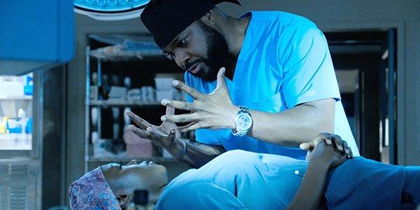 AJ e Mina AJ e Mina in una scena di The Resident