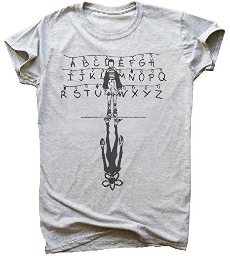 Una t-shirt ispirata alla serie Stranger Things una t-shirt grigia con disegni ispirati a Stranger Things