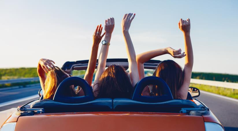 Sei consigli per un'automobile fresca anche in estate! Delle ragazze in macchina.