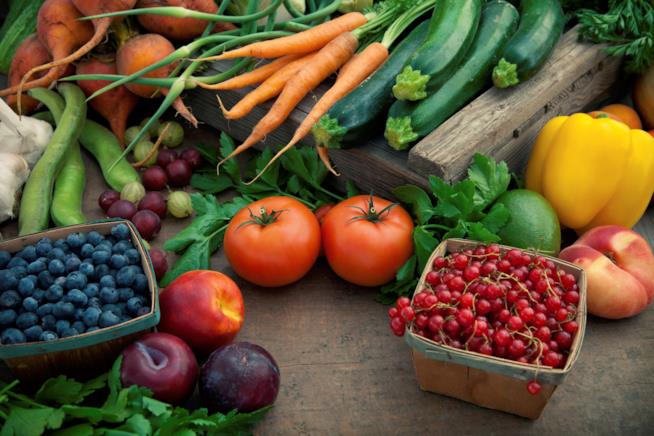 la salute a tavola: 5 colori di frutta e verdura per mangiare sano e vivere meglio salute a tavola: scopri i benefici dei colori di frutta e verdura