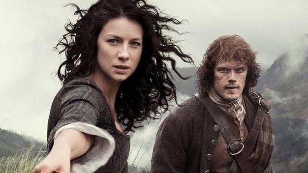 Scoprite 10 curiosità su Outlander e sui suoi interpreti Claire e Jamie in un'immagine promozionale di Outlander