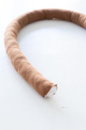 Procedura per realizzare il cuscino Il tessuto con l'imbottitura inserita