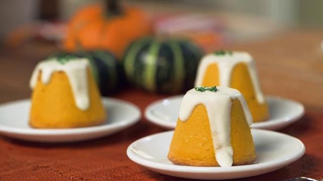 La ricetta di Giallo Zafferano per il Flan di zucca con crema al caprino e panna Flan di zucca con crema al caprino