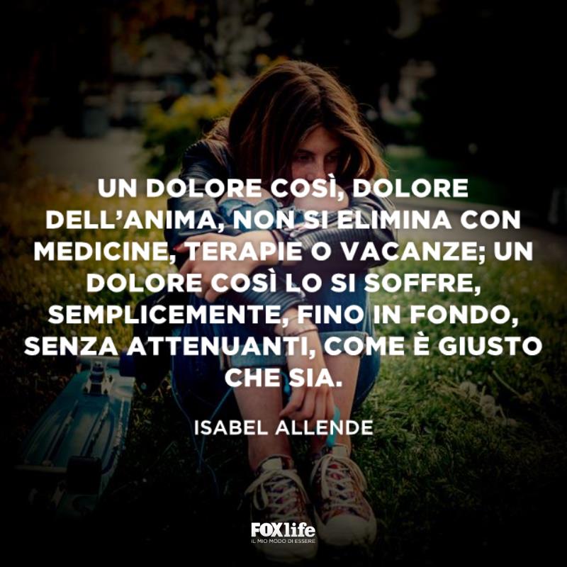 Frase sul dolore Ragazza seduta con le braccia intorno alle gambe