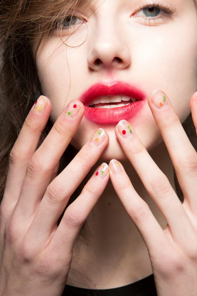 Nail art a pois Nail art con pois