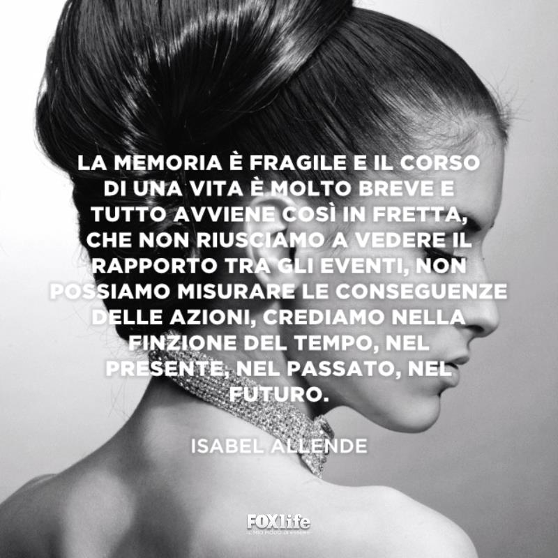 Frase memoria fragile Profilo di una donna in bianco e nero