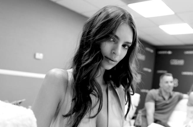 Emily Ratajkowski nel video Love Magazine Emily Ratajkowski in primo piano