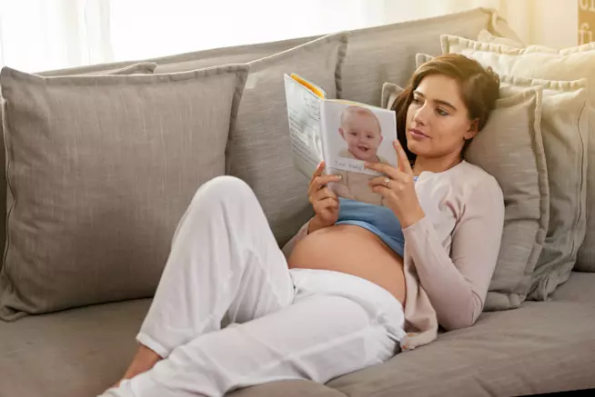 I libri da leggere in gravidanza Donna incinta legge