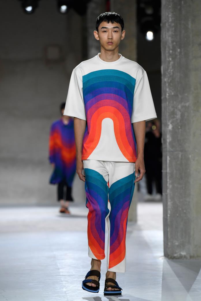 Dries van Hoten SS19 Modello sfila con creazione Dries van Hoten SS19 Parigi