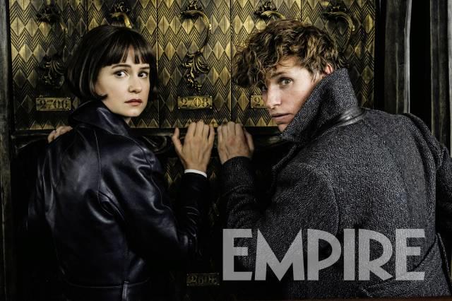 Eddie Redamyne e Katherine Waterston in Animali Fantastici 2 Una scena di Animali Fantastici 2 con Eddie Redamyne e Katherine Waterston