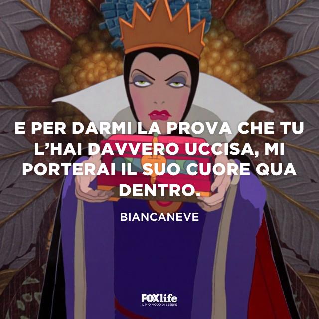 Citazione di Grimilde su Biancaneve Grimilde con in mano uno scrigno