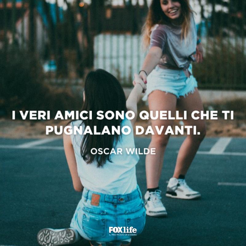 Frase veri amici Ragazza seduta a terra