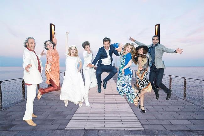 Il cast al completo della versione teatrale di Mamma Mia! di Massimo Romeo Piparo Il musical Mamma Mia! arriva al Sistina di Roma in una versione esplosiva