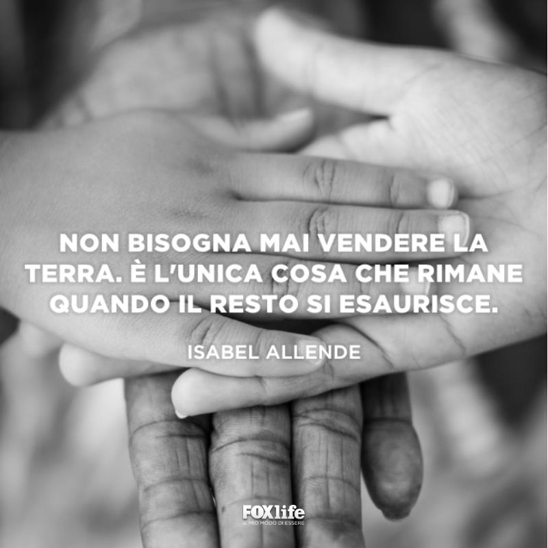 La terra è la casa Mani unite di adulti e bambino