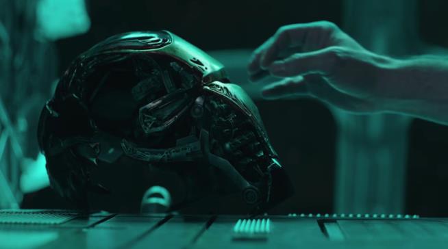 Un fermo immagine del trailer di Avengers:Endgame L'elmo di Iron Man in Avengers:Endgame