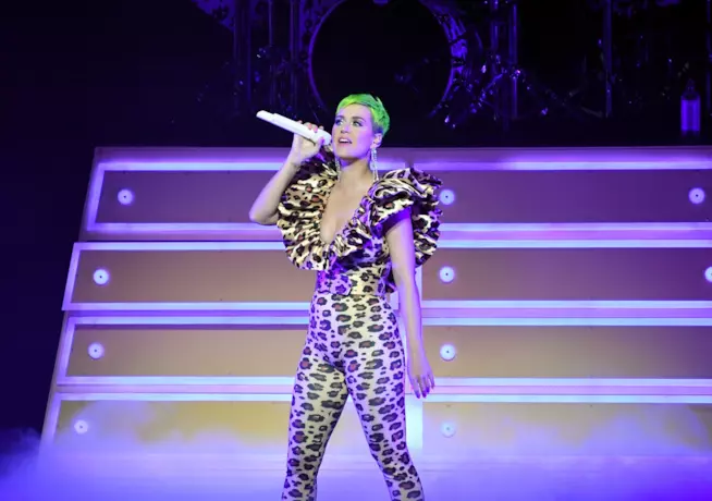 Katy Perry in animalier e capelli verdi Katy Perry sul palco