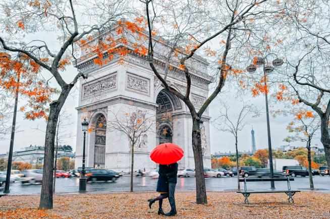 Weekend romantico a Parigi ad Halloween Coppia durante un weekend romantico a Parigi ad Halloween