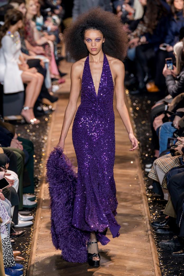 Michael Kors abito viola paillettes NY FW Modella sfila in Michael Kors alla NY Fashion Week