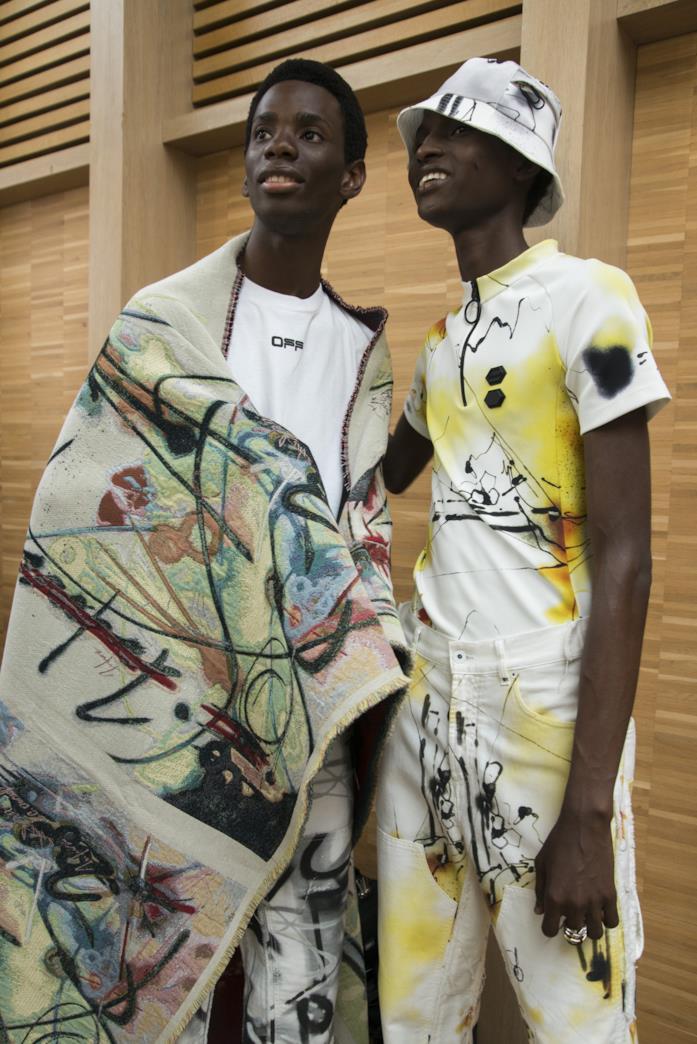Off-White Due modelli nel bacstage di Off-White