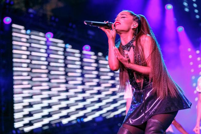 HOT 100 Billboard USA: Ariana Grande record in vetta Ariana Grande ancora in vetta alla classifica americana dei singoli, pareggia Janet Jackson e Adele