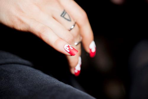 Nail art bianca e rossa Unghie bianche con nail art