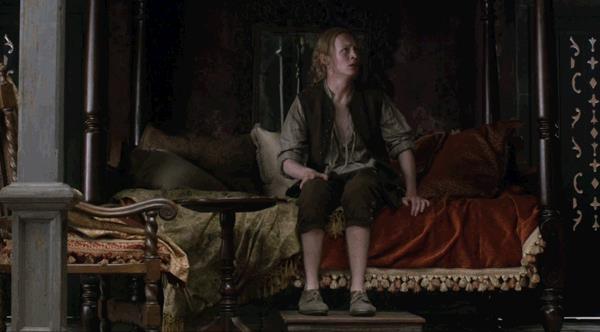 Il piede di Geillis emerge dal bagno di sangue in Outlander Un piede insanguinato entra nell'inquadratura nell'episodio La Bakra di Outlander