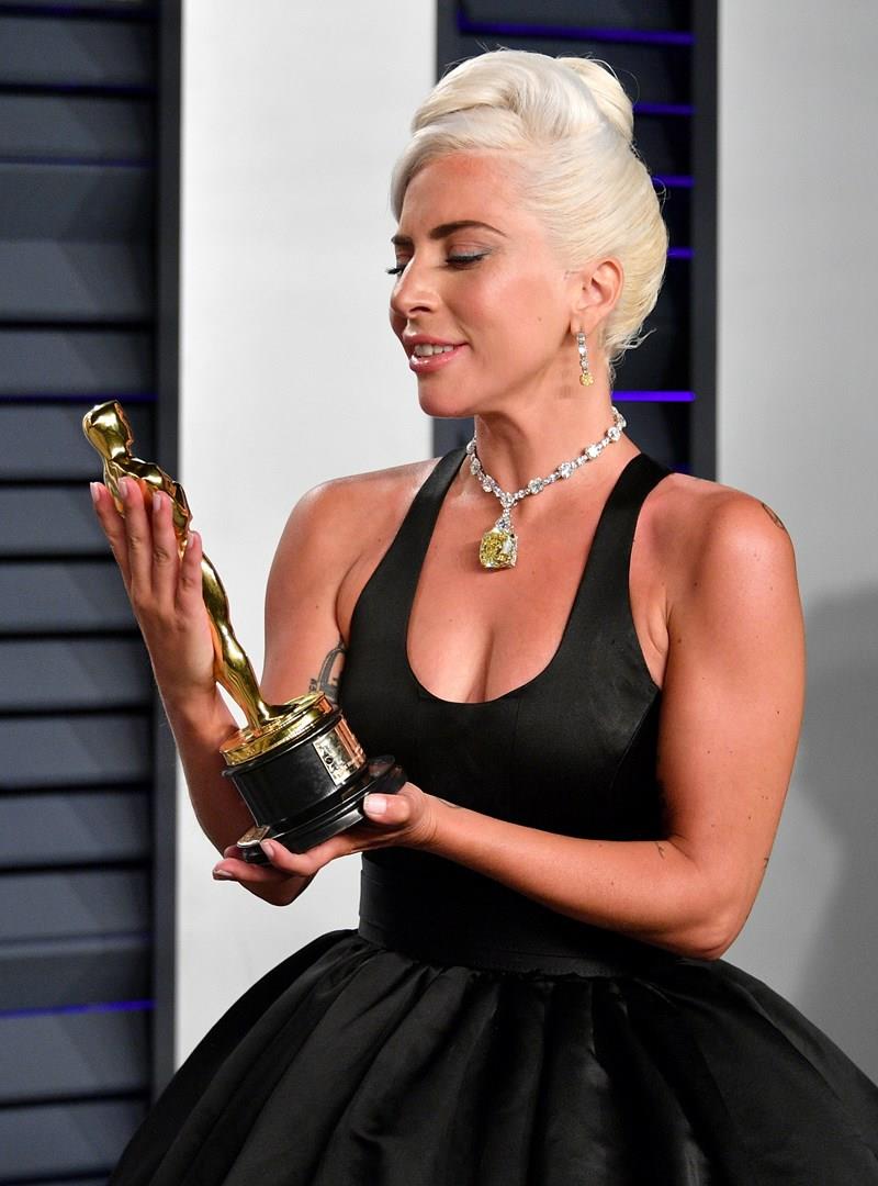 Lady Gaga Lady Gaga stringe il suo Oscar