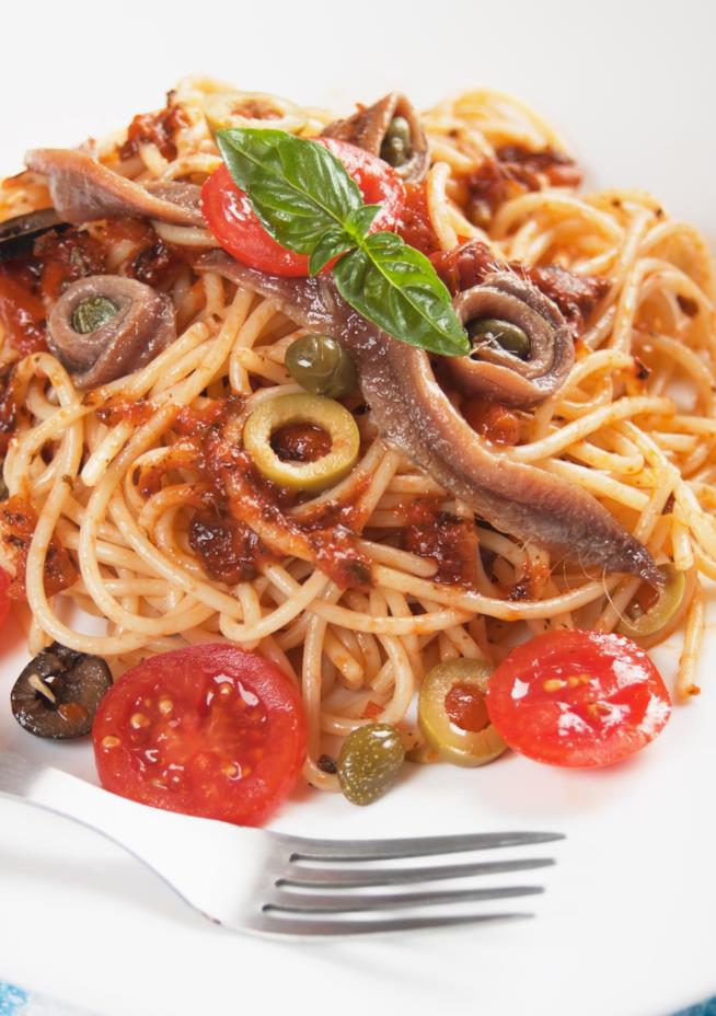 Ricetta degli spaghetti alla puttanesca Spaghetti alla puttanesca con olive e alici