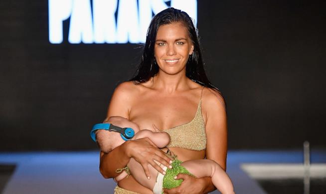 La top model Mara Martin ha sfilato in bikini mentre allattava al seno e il suo gesto è diventato virale La top model Mara Martin
