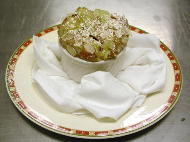 Il tortino al pistacchio ha un cuore tenero e dolcissimo, ecco la ricetta per prepararlo La ricetta sfiziosa e dolcissima del tortino al pistacchio, un dolce unico e inconfondibile