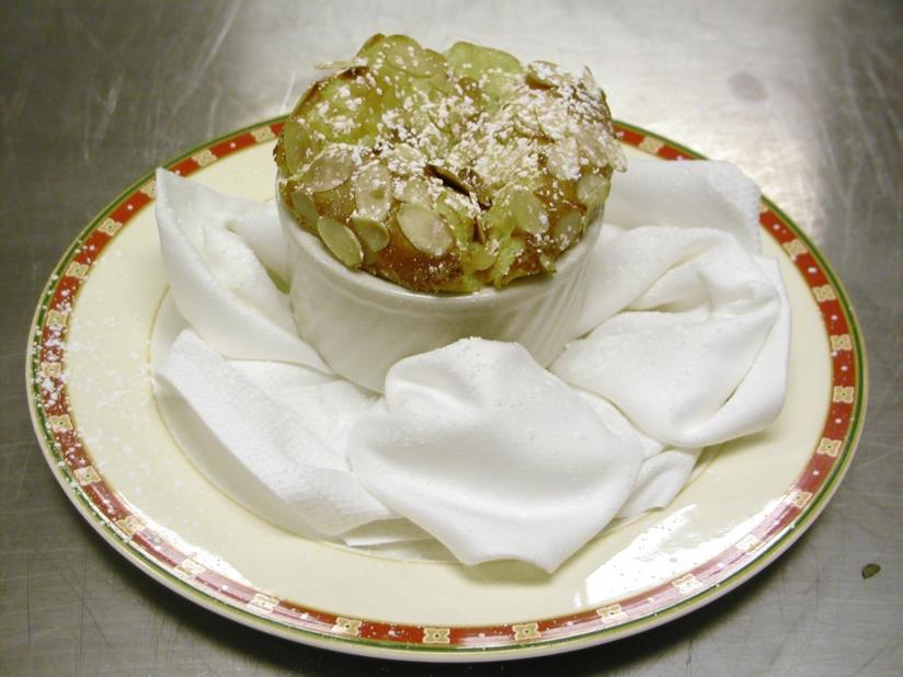 Il tortino al pistacchio ha un cuore tenero e dolcissimo, ecco la ricetta per prepararlo La ricetta sfiziosa e dolcissima del tortino al pistacchio, un dolce unico e inconfondibile