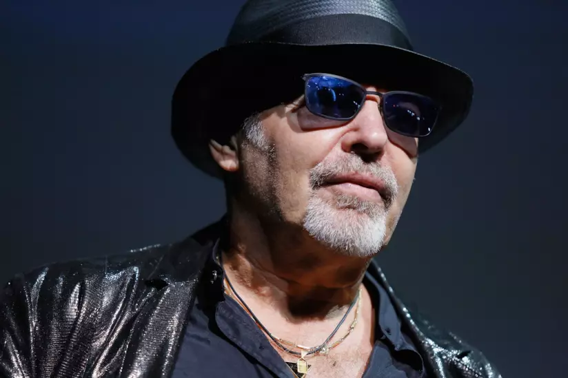Vasco Rossi Primo piano di Vasco Rossi, con una giacca di pelle, un paio di occhiali da sole e un cappello nero