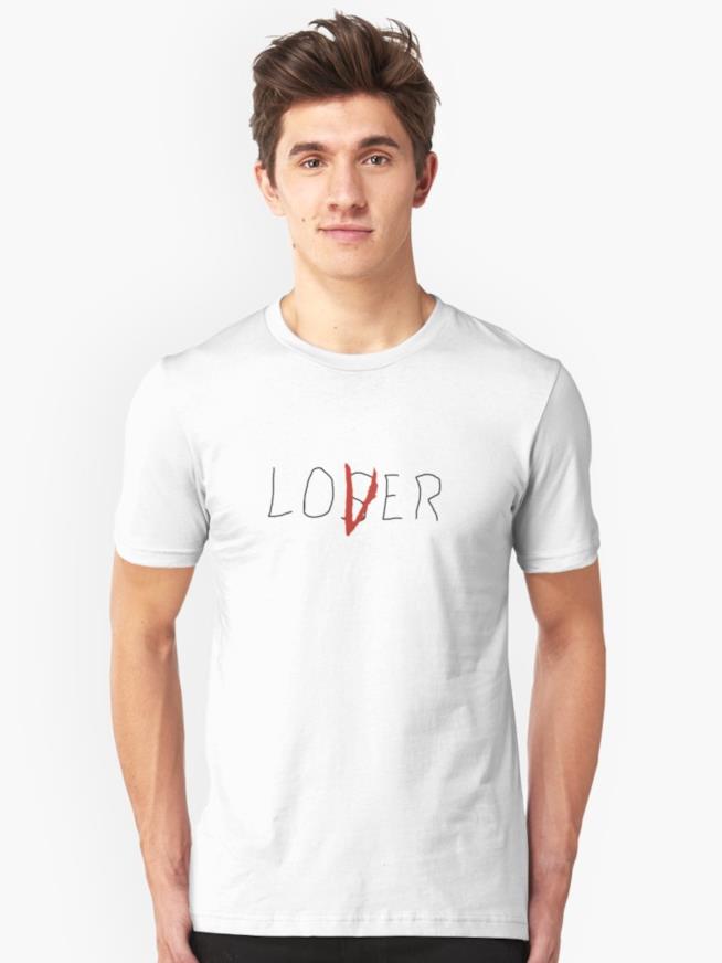 T-shirt Losers-lovers IT un ragazzo indossa una tshirt con una scritta ispirata al film horror IT