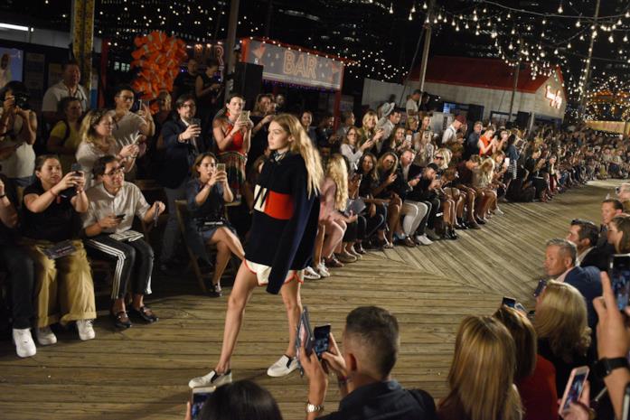 Gigi Hadid Tommy Hilfiger Gigi Hadid sfila per Tommy Hilfiger