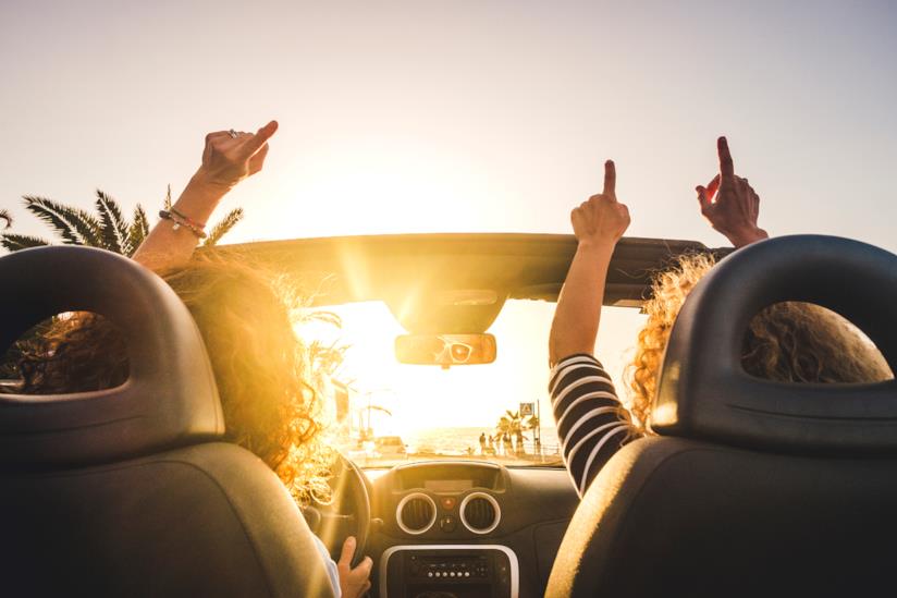 Amiche in viaggio due donne viaggiano in auto insieme