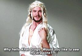 Kit Harington imita Daenerys Kit Harington e la parodia su Daenerys