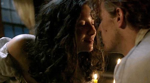 Claire e Jamie Claire stuzzica Jamie