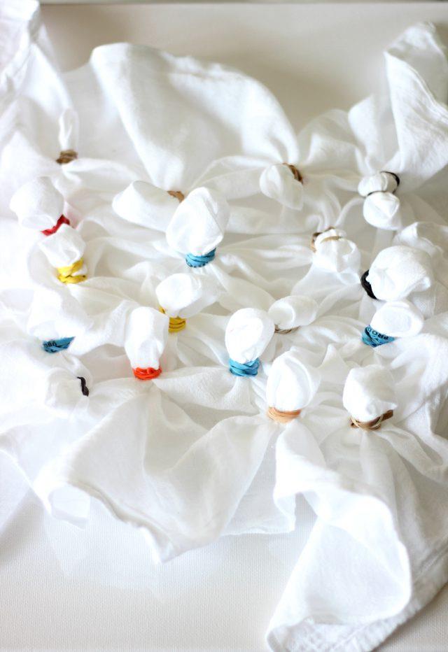Legare gli elastici alla stoffa Come si possono legare gli elastici intorno al tessuto da colorare