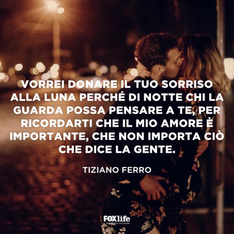 Frase Tiziano Ferro Coppia si bacia di notte in città