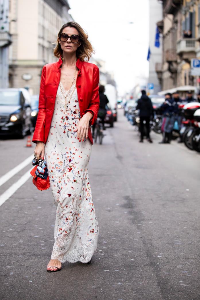 Maxi dress floreale e giacca di pelle Un abito lungo a fiori abbinato a biker jacket e sandali metallizzati