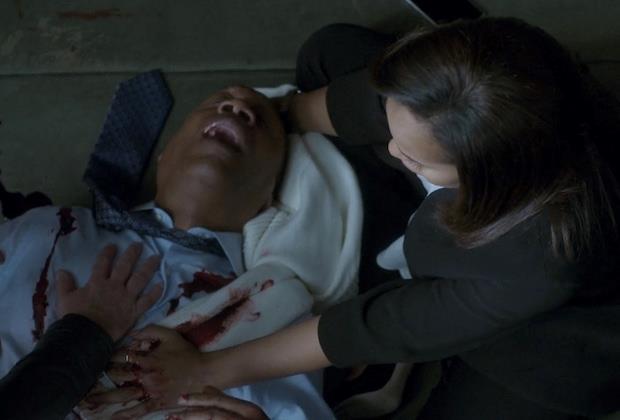 Eli Pope "Rowan" viene accoltellato nel finale della terza stagione di Scandal Una scena dal finale della terza stagione di Scandal con il padre di Olivia