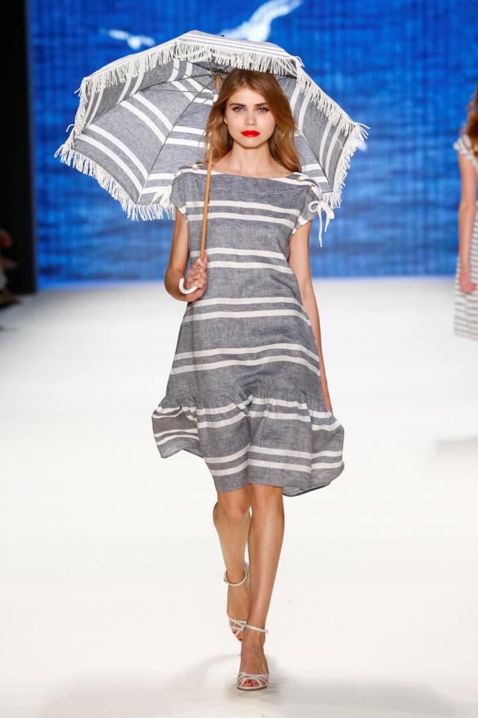 Abito sopra il ginocchio e sandali alti Midi dress a righe e sandali