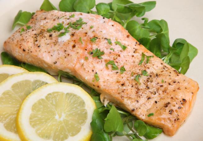 Salmone al basilico: la ricetta Salmone con battuto di aglio e basilico