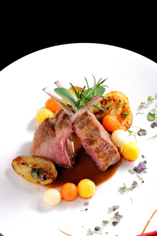 Costolette di agnello arrosto con verdure: la ricetta Agnello in agrodolce con rosmarino