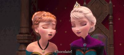 Anna ed Elsa di Frozen sentono l'odore del cioccolato Una scena di Frozen con Anna ed Elsa