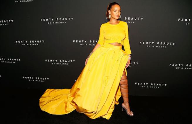 Fenty Beauty: la nuova linea presentata in giallo da Rihanna Rihanna al lancio di Fenty Beauty