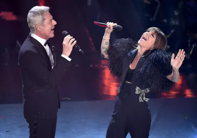 Alessandra Amoroso indossa una giacca di piume a Sanremo