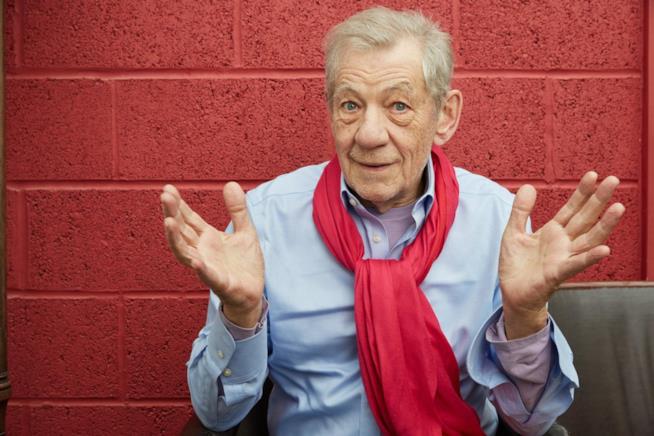 L'attore inglese Ian McKellen Sir Ian McKellen di fronte ad un muro di mattoni rossi