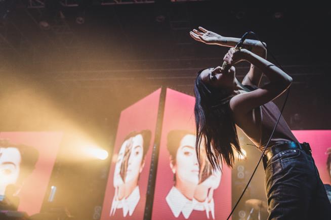 Levante con Diplo e MØ nel remix di Stay Open Levante, canta al microfono, con la schiena piegata all'indietro, davanti ad alcuni maxischermi