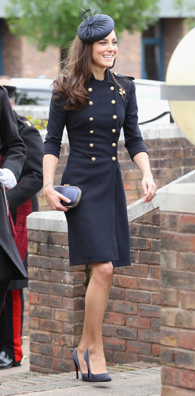 La Middleton con cappotto Alexander McQueen e clutch Marano Kate durante la premiazione dei veterani della Guardia Irlandese